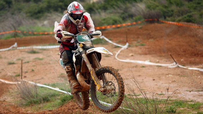 Παρόλο που είχε πτώση σε κάθε ειδική διαδρομή, ο Αρτέμης Σφηναρολάκης κατέκτησε Παρόλο που είχε πτώση σε κάθε ειδική διαδρομή, ο Αρτέμης Σφηναρολάκης κατέκτησε την 1η θέση στην κατηγορία Νέων Αναβατών!